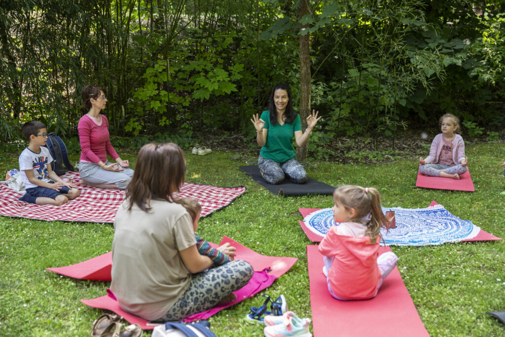 Kiemelt kép a Családi jóga Hazai Dóra mozgásfejlesztő és gyermekjóga tanárral // Lurkócia Városi Gyereknap című eseményhez