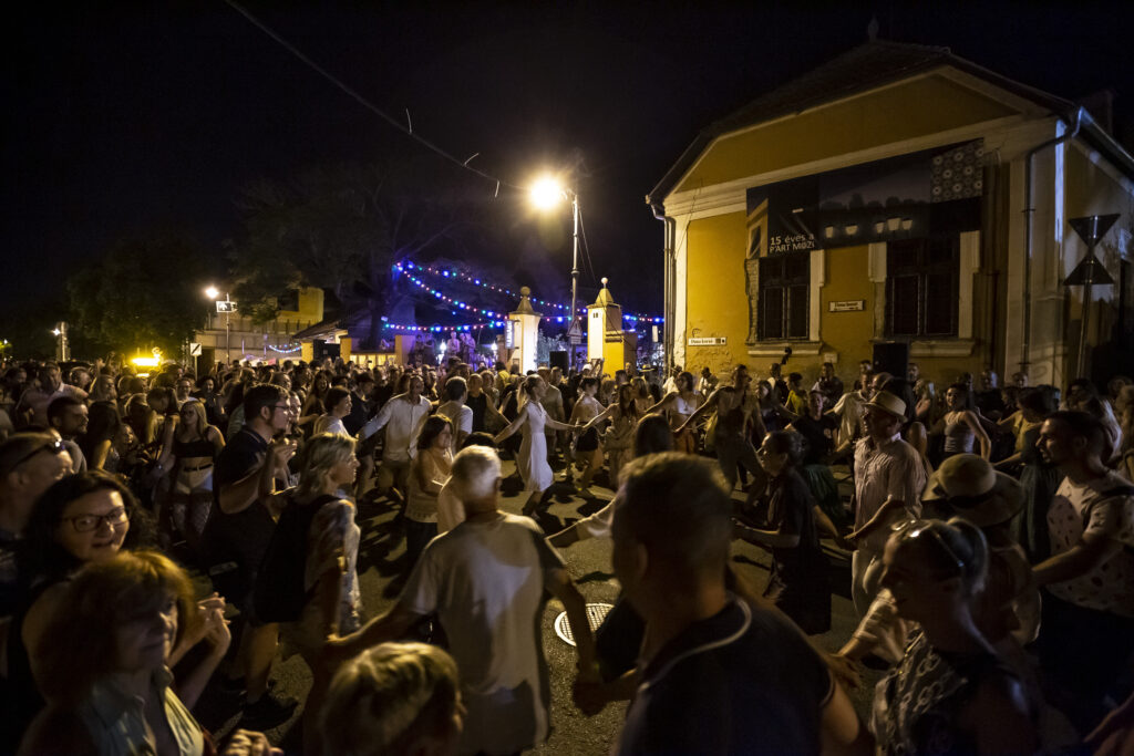 Kiemelt kép a Táncház a Dunakorzón // Gyertyaúsztatás Szentendrén című eseményhez