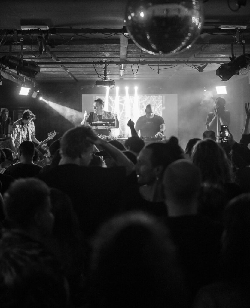 Kiemelt kép a Korai Electric // Barlang kert című eseményhez